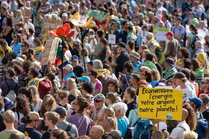 , En Suisse, des milliers de personnes manifestent pour le climat à trois semaines des élections parlementaires