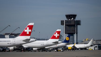 Des avions stationnés sur le tarmac de l'aéroport de Genève le 4 mai 2023. (FABRICE COFFRINI / AFP)