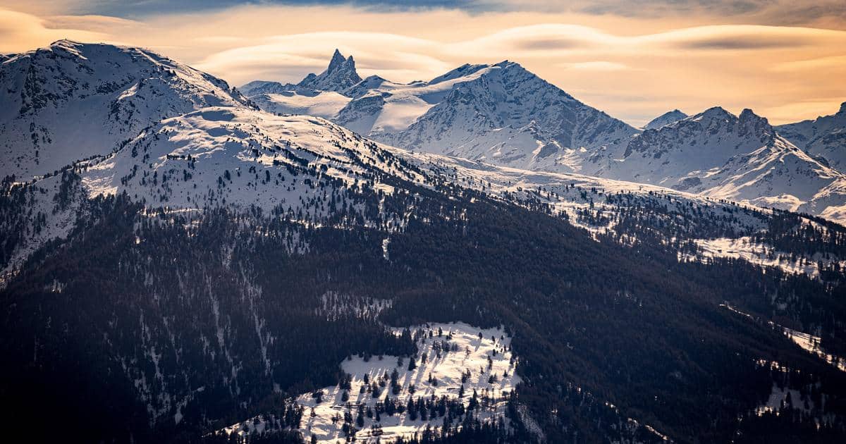 , Glisse ensoleillée face aux géants des Alpes : Crans-Montana, vitrine de rêve de la montagne en hiver