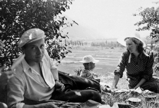 Corinna Bille, Maurice Chappaz and leur fils Blaise; déjeuner sur l’herbe au printemps 1945