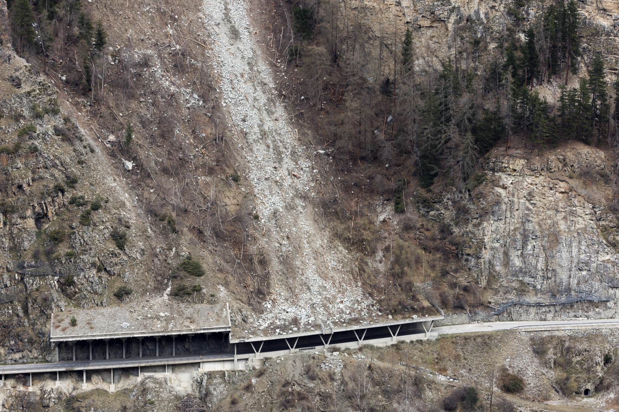 Un éboulement de 2000 m3 de roche a dévalé la montagne ce dimanche 24 mars 2024 à Vissoie, en Valais. La route cantonale Sierre-Vissoie est fermée à la circulation jusqu’à nouvel avis.